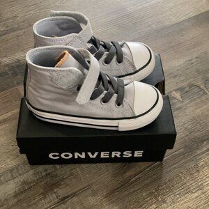 TODDLER BOYS CONVERSE SIZE: 8